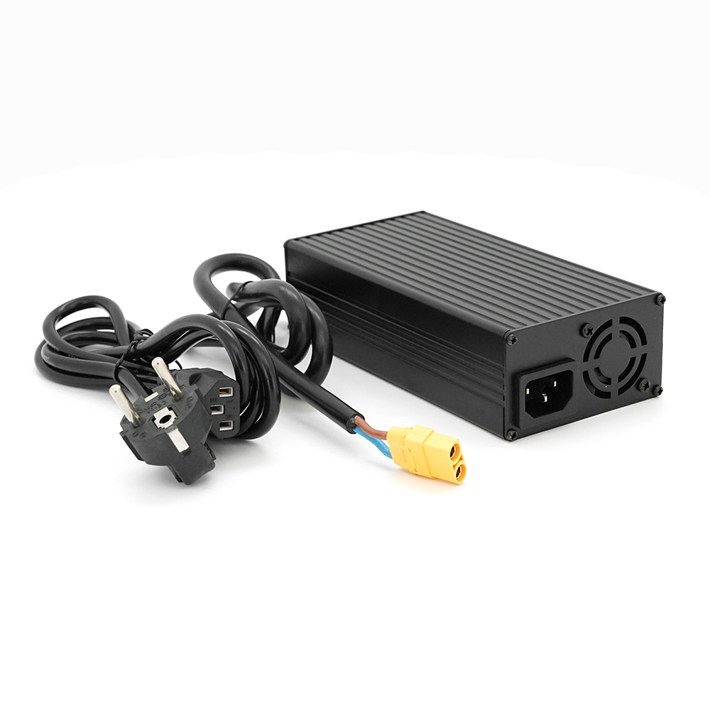 Зарядний пристрій акумуляторів LiFePO4 12V (14.6V), 4S,20A, штекер XT-90, с индикацией